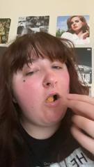 1478624851_swipe-to-watch-me-munching-on-today-s-lunch_0.mp4