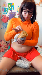 41939212_velma-dinkley-eats-a-big-yummy-sandwich-10-minute-stuffing_0.m4v