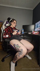 1572753657_gamer-girl-strips-for-chat-after-denying-how-much-weight-she_0.mp4
