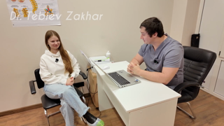 2025-12-18 - Асимметричная грудь, но позвоночник тут не причем! Позитивный человек на мануальной терапии.mp4