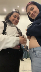 960647398_a-food-baby-kiss-in-the-middle-of-the-convention-where-has_0.mp4