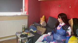 139543516_d-va-could-not-fit-in-her-mech-today-and-has-no-idea-why-he_0.m4v
