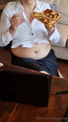 761933286_someone-at-work-has-been-leaving-food-out-for-the-secretary_2.mp4