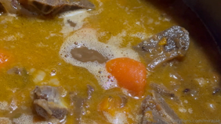 1754345458_fattening-lard-stew_0.mp4