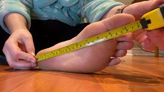 29331422_measuring-my-big-feet-bigfeet-size15s-bigsoles_0.m4v