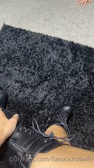 That’s a good hubby. Worship my feet.mp4
