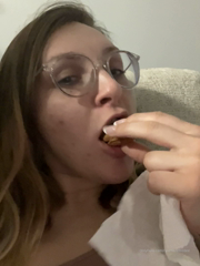 614362143_snacks-before-my-food-gets-here_1.mp4