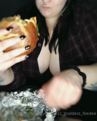 144677862_this-beyond-burger-was-so-freaking-juicy-and-delicious-thi_0.mp4