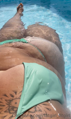 646597619_anyone-who-wants-to-come-into-the-pool-the-water-is-great_0.m4v