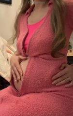946078219_what-a-convenient-zipper-on-my-new-dress-it-clings-to_0.mp4