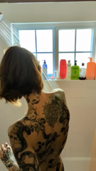 Shower with a spider. Much to my surprise [1187833140].mp4