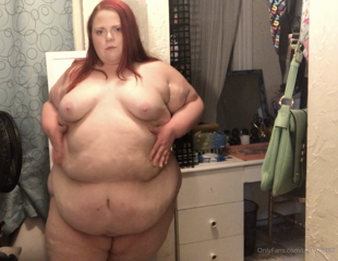 19223625_the-fatter-this-belly-gets-the-better-it-feels-slapping-aga_0.m4v