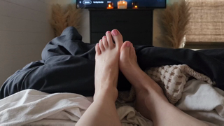 1498371760_snow-day-handjob-and-footjob-while-we-watch-my-porn-we-re_0.mp4