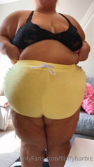 41013382_sexy-belly-tease-in-tight-little-shorts_0.m4v