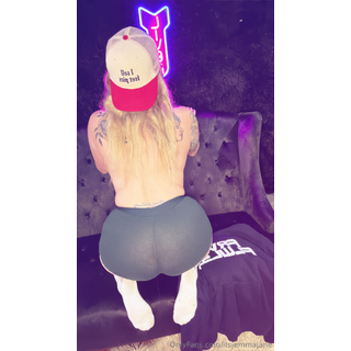 itsjemmajane_Some_girls_sell_dreams._I_sell_feet_pics._💋👣_4489870899.jpeg