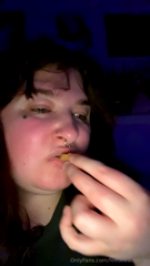 1480467135_midnight-munchies-i-love-ordering-snacks-late-at-night-whi_0.mp4