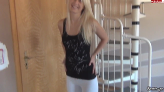 Leonie-pur_-_Papa_du_weisst_doch_dass_ich_auf_deinen_Lehrling_stehe.mp4
