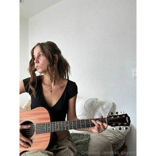 os prometo que toco muy bien...y la guitarra aún estoy apren.._1_f96c.jpg