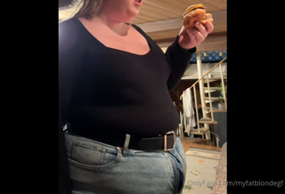 1073156543_some-of-you-wanted-to-see-her-eat-in-her-normal-clothes-so_0.mp4