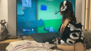 385245795_dm-me-if-you-wanna-see-me-play-with-my-pussy_0.mp4