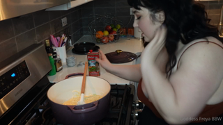 1469788243_manipulating-you-to-gainyou-look-so-cute-when-you-eat-thats_0.mp4