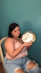 40260978_getting-messy-with-my-favorite-cake-custom_0.mp4