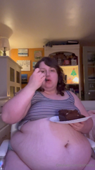 1212212267_im-so-obsessed-with-this-cake-that-it-lasted-less-than-two_2.mp4