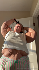 1243393691_this-crop-top-doesnt-contain-my-belly-im-sure-yall-dont_0.mp4