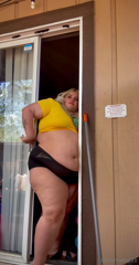 1037129830_this-girl-scout-knocks-on-your-door-gets-stuck-on-the-way-i_0.mp4