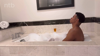 Awesome cum kiss after husband cleaned that bbc creampie from wife's pussy Cuckold [399240].mp4