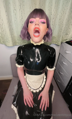 789551523_playing-with-all-the-cum-in-my-mouth-and-all-over-my-latex_0.mp4