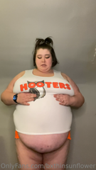 468180933_hooter-girl-had-a-talk-with-her-boss_3.mp4