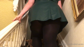 26805284_shes-so-wide-she-makes-the-stairs-creak_0.m4v