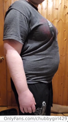 549826479_the-aftermath-of-a-huge-dinner-i-had-a-burger-2-bowls_2.mp4