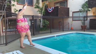 651429361_diving-into-the-pool-and-swimming_0.m4v