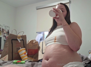 1900535211_nothing-gets-me-off-more-than-stuffing-my-gut-with-multiple_0.mp4