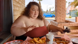 521918350_i-absolutely-love-showing-off-how-much-i-can-eat-in-public_0.m4v