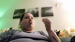 812021535_in-case-anyone-is-interested-in-seeing-a-bit-of-me-eating-on_0.mp4