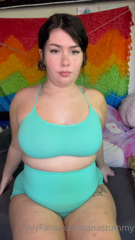 565932092_pretty-girls-eat-enough-wingstop-for-2-i-dont-make-the-ru_11.m4v