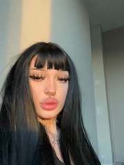 madelinexx_2025-11-22_09-58-48_217.mp4