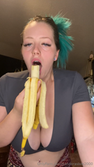 1382840871_burping-and-sucking-deepthroating-this-banana-i-figured-thi_0.mp4
