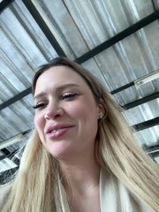 Girl-Mia_2026-04-30_04-19-27_160.mp4