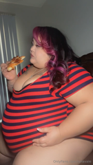1906531439_mmm-would-you-make-me-keep-eating_0.mp4