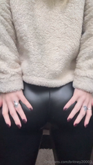 792861947_leather-leggings_0.mp4