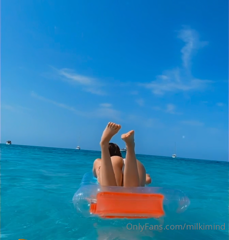 189369063_pov-i-swim-in-front-of-you-enjoy-the-view_1.m4v