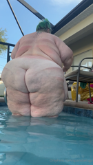 1110646775_the-struggle-of-getting-out-of-the-pool-at-600lbs_0.mp4