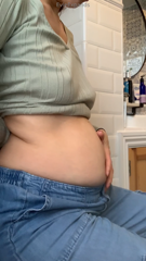 1364921607_sometimes-i-just-cant-stop-playing-with-my-belly-all-day-lo_1.mp4