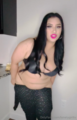 1480207695_i-couldnt-get-the-cat-woman-costume-over-my-belly-and-butt_0.mp4