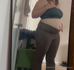 1521304304_i-think-these-workout-clothes-make-me-look-skinny_2.mp4