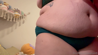 1031094978_trying-on-some-clothes-that-i-maaaayyyyy-have-outgrown-wha_0.mp4